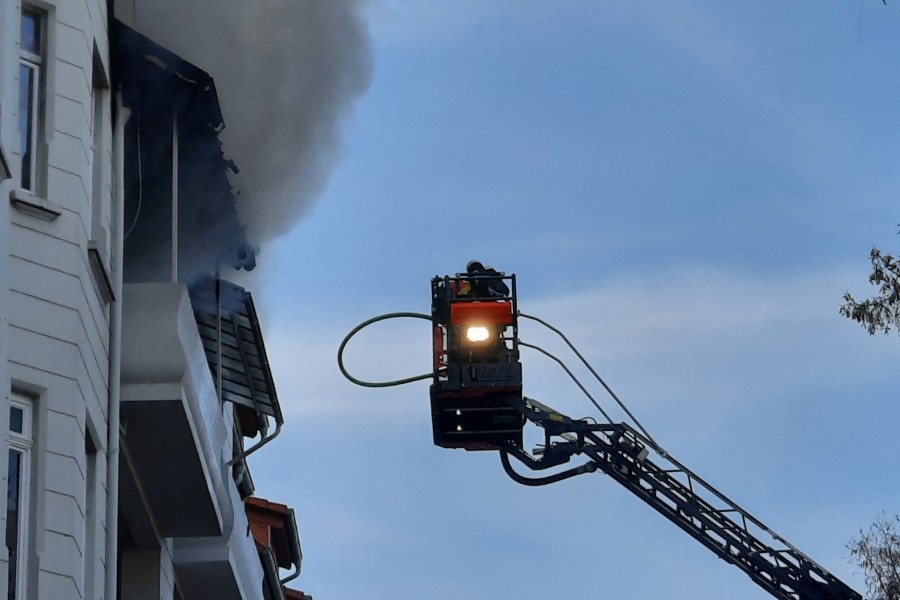 Bei dem Wohnungsbrand mit einer Explosion in einem Mehrfamilienhaus in Braunschweig konnten sich die Bewohner selbst in Sicherheit bringen. 