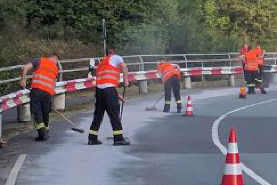 Die Wehrleute aus Helmstedt mussten die Straße vom ausgelaufenen Diesel säubern.