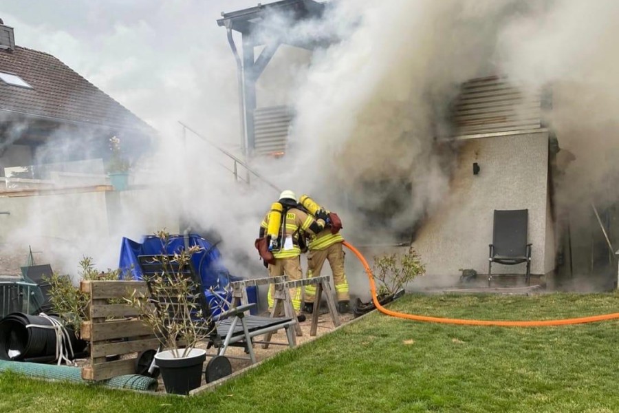 Mit zwei C-Rohren bekämpften die Feuerwehrleute den Brand.