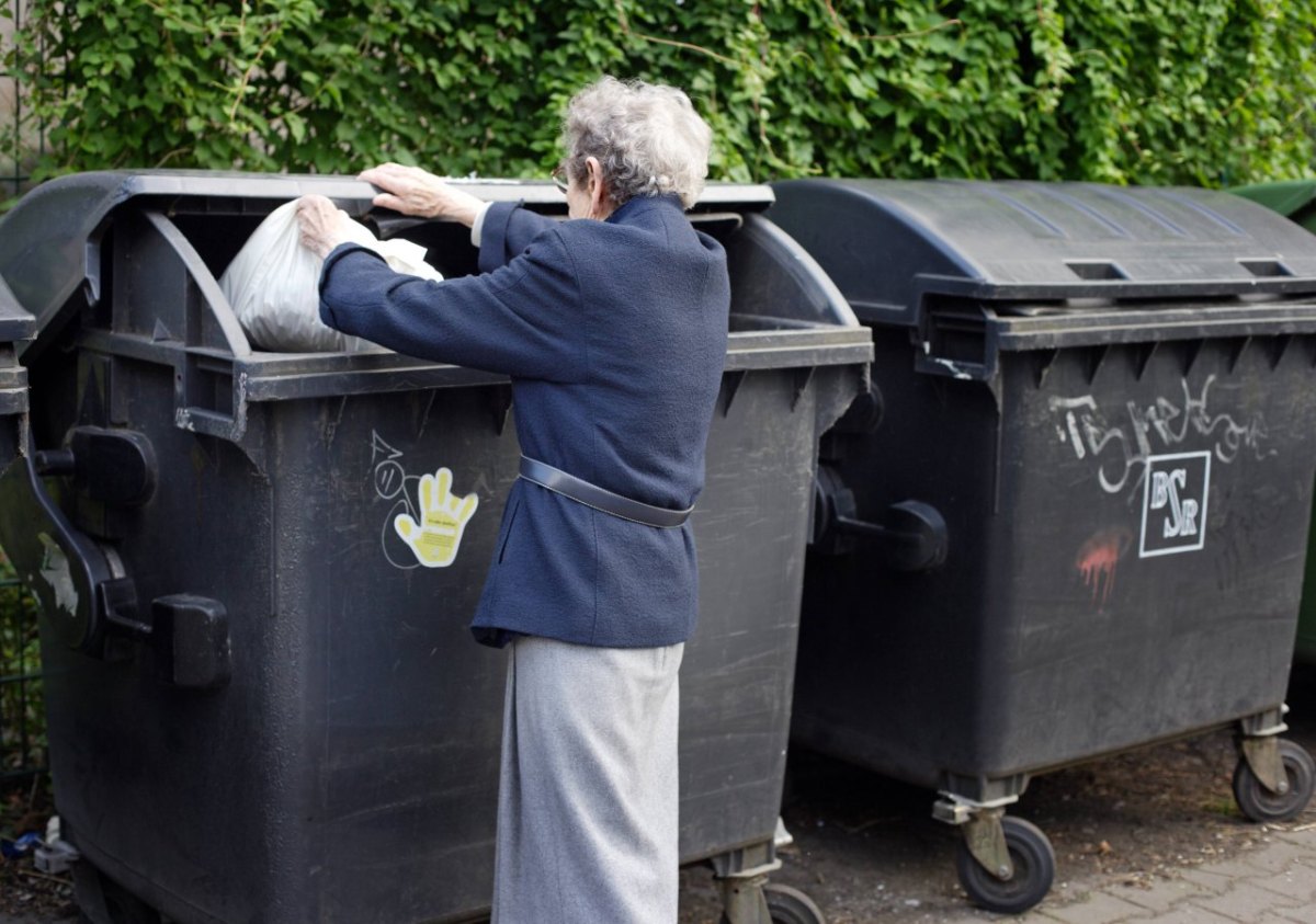 Frau bringt Müll weg.jpg