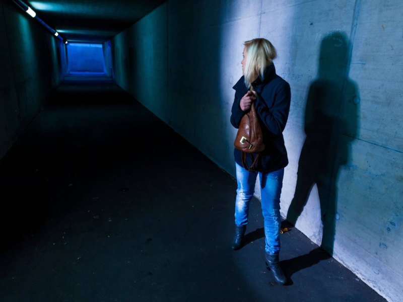 Frau verfolgt