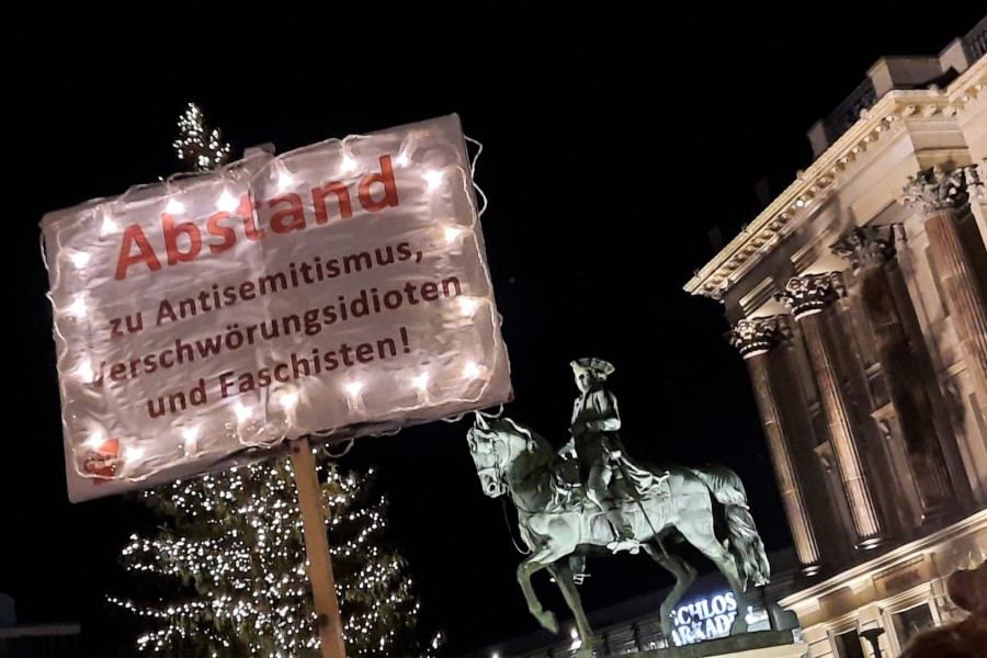 Vor dem Schloss in Braunschweig gab es am Montagabend eine Gegendemo.