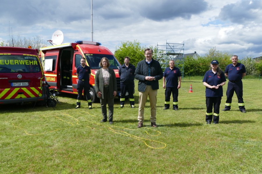 Landrat Dr. Andreas Ebel bedankt sich bei allen ehrenamtlichen Helfern der
Ortsfeuerwehr und für das Verständnis innerhalb der Bevölkerung.