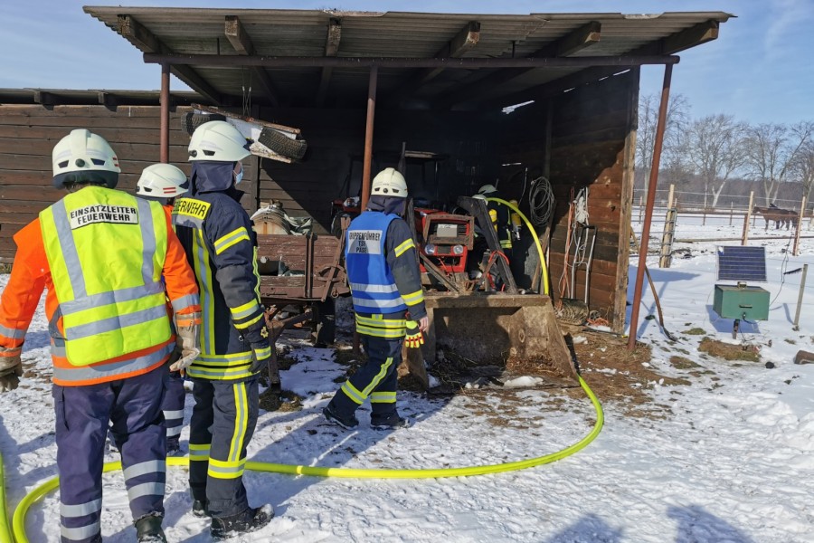 Im Kreis Gifhorn wollte ein Mann einen Trecker starten – stattdessen kam es zu einem Feuerwehr-Einsatz.