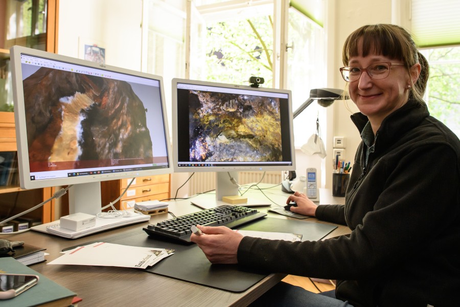 Katharina Malek vor 3D-Modellen von einer entdeckten Strecke aus den 9./10. Jahrhundert im Bergwerk Rammelsberg.