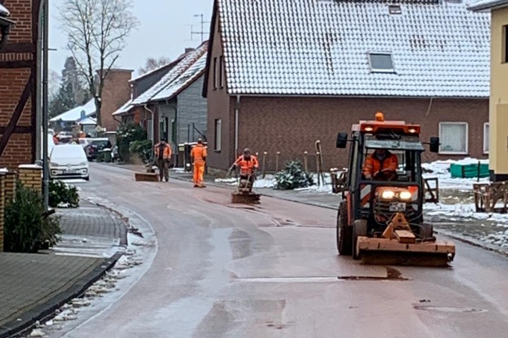 Feuerwehr und Bauhofmitarbeiter waren stundenlang im Einsatz.