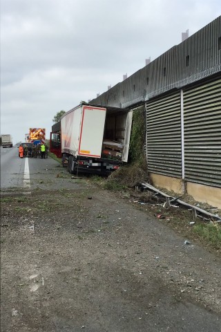 Der Lkw hatte Lithium-Akkus als Ladung dabei. Nicht auszudenken, was hätte passieren können, wenn sie beschädigt worden wären.