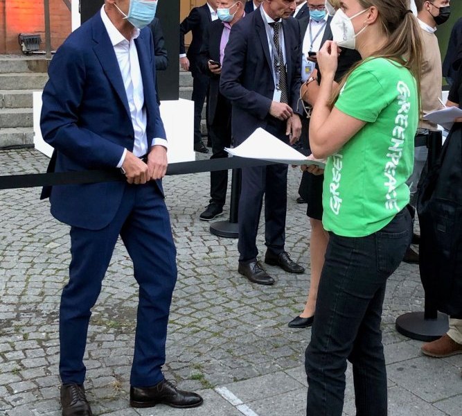 Herbert Diess Greenpeace.jpg