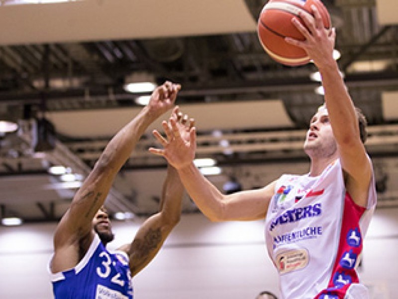 Die entscheidenden Zentimeter höher als die Königsblauen: Die Basketballer des MTV Herzöge Wolfenbüttel feierten am Samstag ihren ersten Heimsieg der Saison.