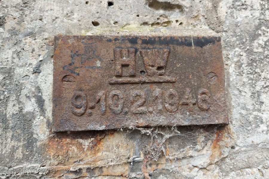 1946 kam das Jahrhundert-Hochwasser hinzu – damals waren die Talsperren im Harz überfüllt und mussten geöffnet werden. Dieses Schild an der Hohetorbrücke erinnert daran. 