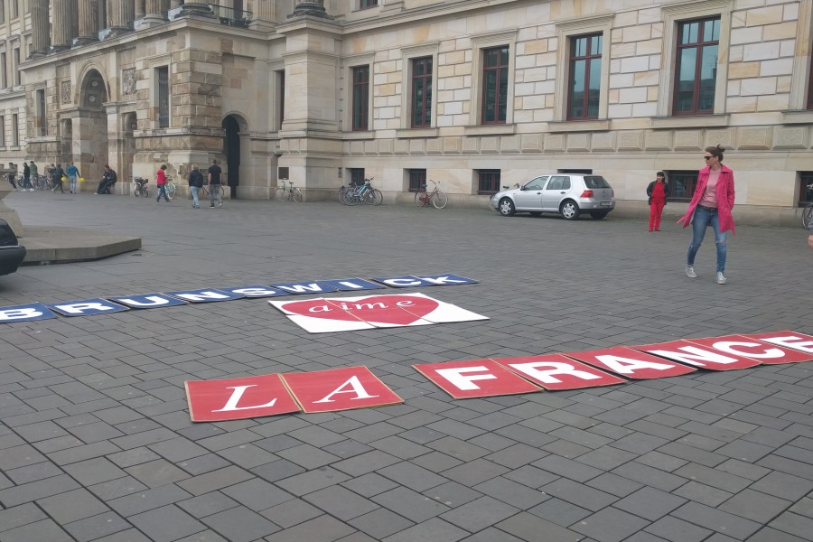 Mit dem Schriftzug wollen sie zeigen, dass Braunschweig hinter Frankreich steht.