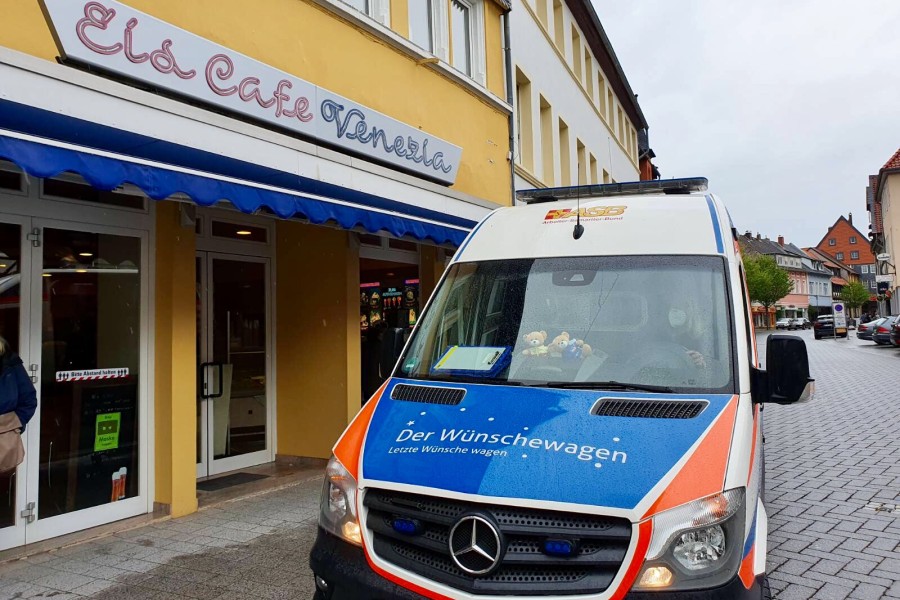 Mit dem ASB-Wünschewagen ging es anschließend noch zu Eddis Liebslingseiscafé. 