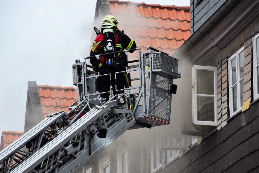 Eine Mutter musste mit ihrem Kleinkind über die Drehleiter aus dem Haus gerettet werden. 