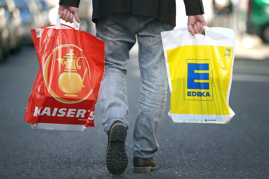 Das kommt nicht gut an bei den Landwirten: Die geplante Fusion von Tengelmann und Edeka (Archivbild).