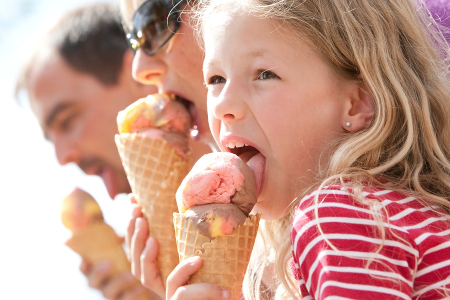 Gemeinsam mit der Familie schmeckt das Eis noch besser. (Symbolbild)