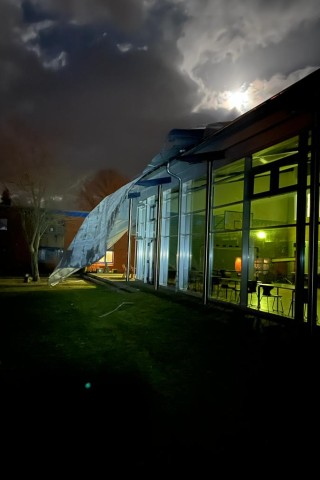 Auch die Steinmetzschule in Königslutter verlor durch den Nachtsturm ihr Dach.