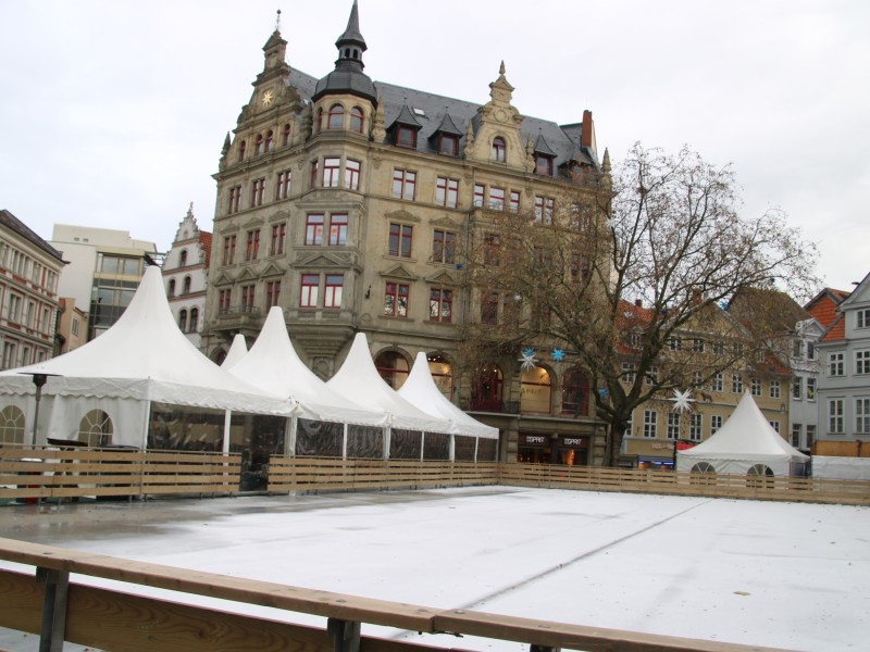 Die Eisbahn New Yorker Eiszauber auf dem Kohlmarkt wartet auch schon auf die ersten Schlittschuhläufer.