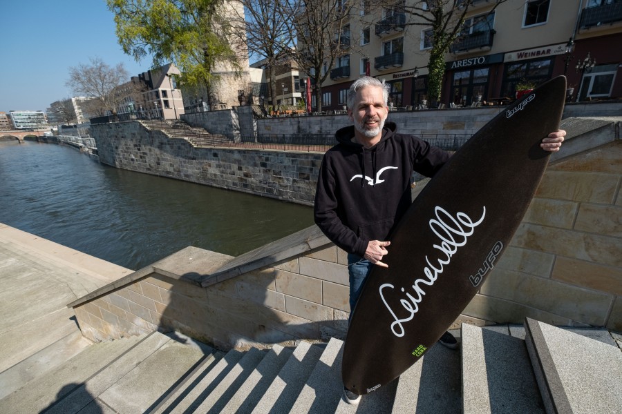 Seit 2013 wird die „Leinewelle“ geplant. Nun steht dem Bau nichts mehr im Weg. Heiko Heybey, Vorsitzender des Vereins Leinewelle, wartet nun auf die perfekte Welle. (Archivbild)