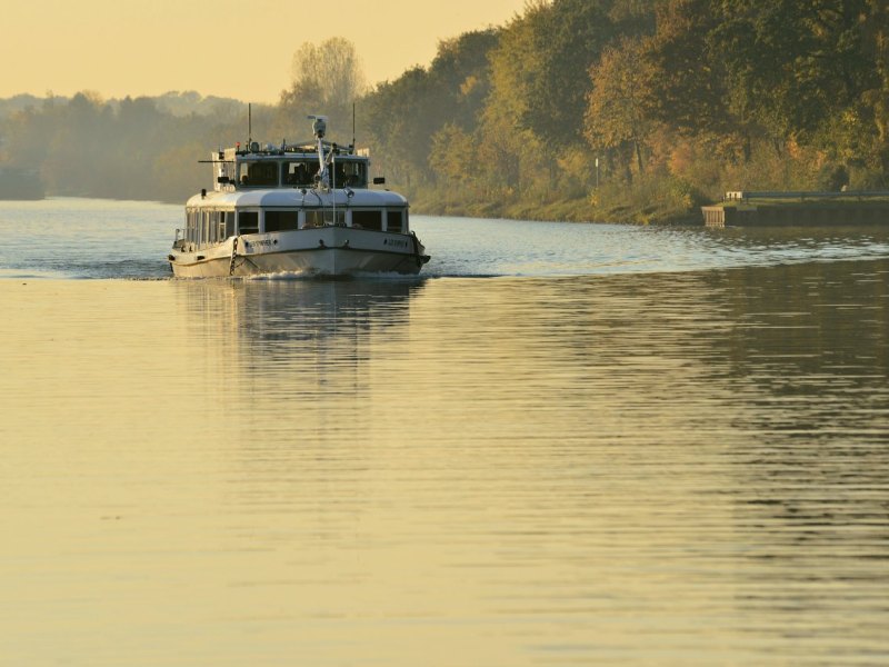 Mittellandkanal Matrose über Bord.jpg