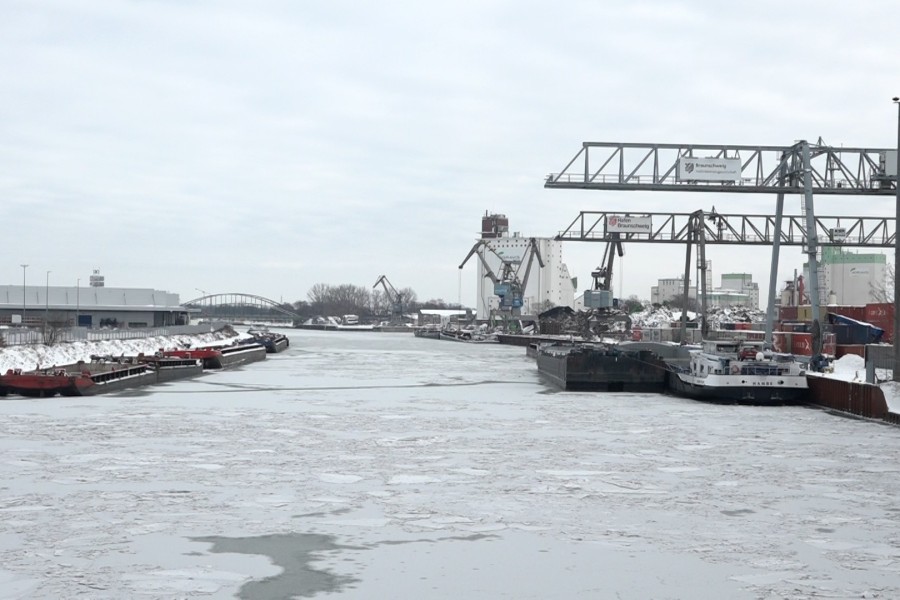 Auf dem Mittellandkanal geht seit Mittwochabend nichts mehr. Einige Schiffe müssen am Braunschweiger Hafen eine Zwangspause einlegen. 