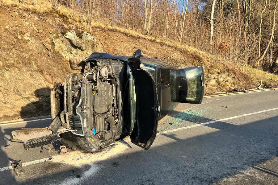 Das Auto ist komplett ramponiert, der Fahrer aber unverletzt. Ein Unfall im Harz sorgte für eine Vollsperrung der B242.