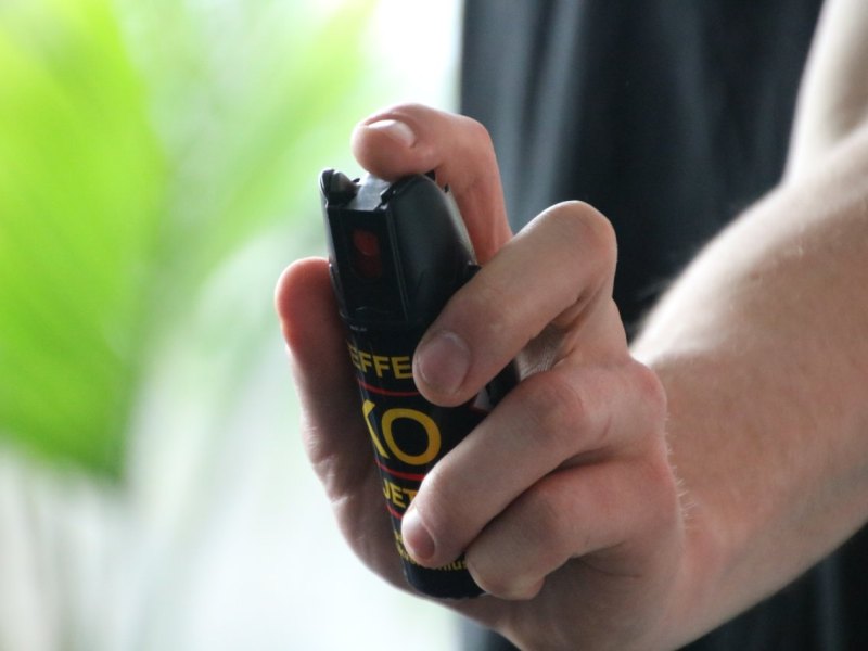 Pfefferspray, Reizgas, Mann, Hand