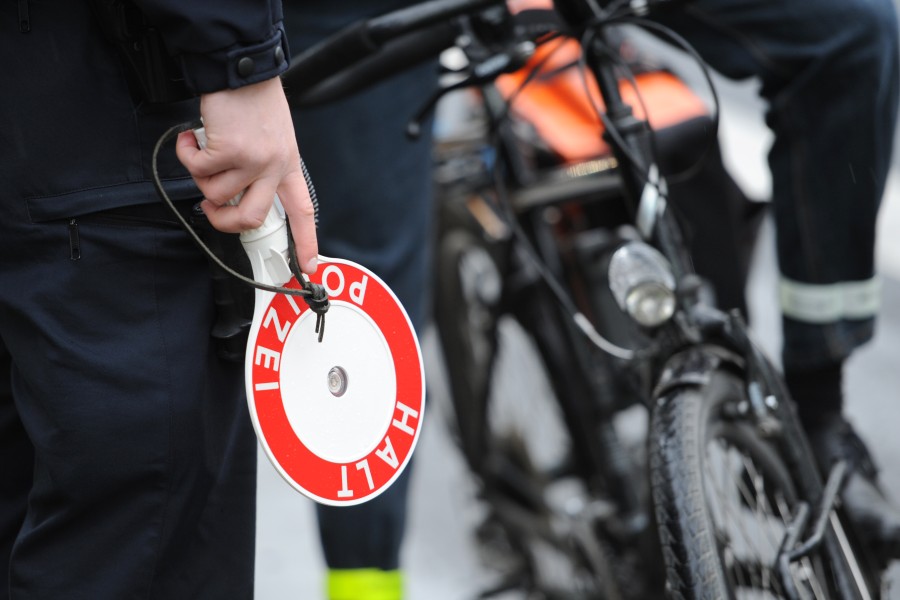 Bei einer Polizeikontrolle versucht ein 33-Jähriger aus Gifhorn zu fliehen. (Symbolbild)