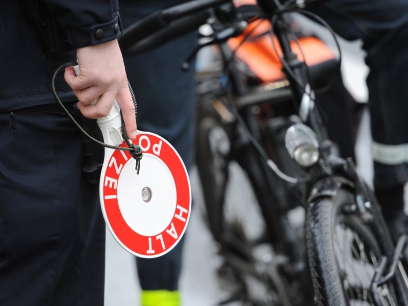 Bei einer Polizeikontrolle versucht ein 33-Jähriger aus Gifhorn zu fliehen. (Symbolbild)