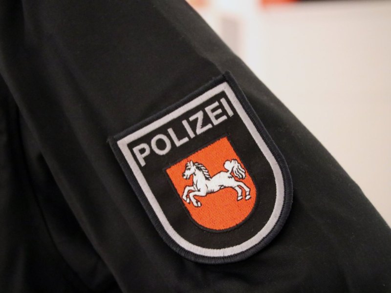 Polizei Polizeiabzeichen dunkel Blaulicht