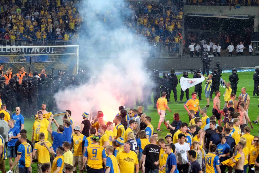 Szenen nach der Relegation zwischen Eintracht Braunschweig und dem VfL Wolfsburg 2017. (Archivbild)