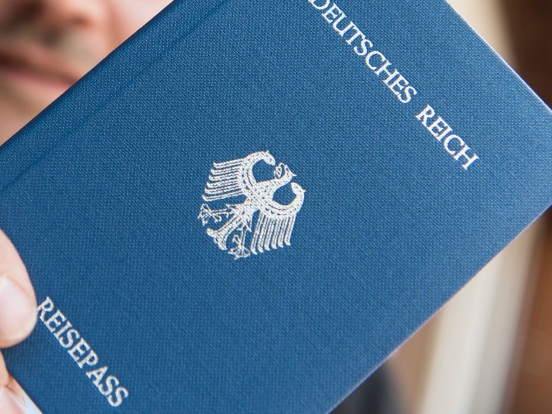 Ein Heft mit dem Aufdruck "Deutsches Reich Reisepass". Sogenannte halten Behörden, Gerichte und andere staatliche Einrichtungen für illegal.