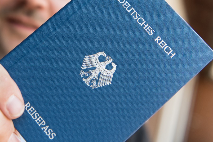 Ein Heft mit dem Aufdruck "Deutsches Reich Reisepass". Sogenannte halten Behörden, Gerichte und andere staatliche Einrichtungen für illegal.