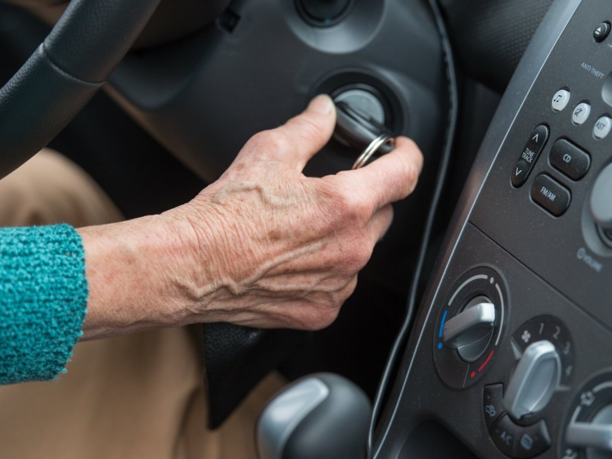 Rentnerin am Steuer Auto Zündschlüssel