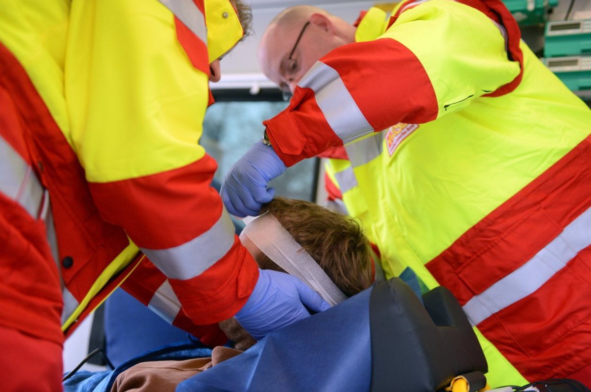 Rettungskräfte Klinikum Unfall Blaulicht Sanitäter Symbolbild