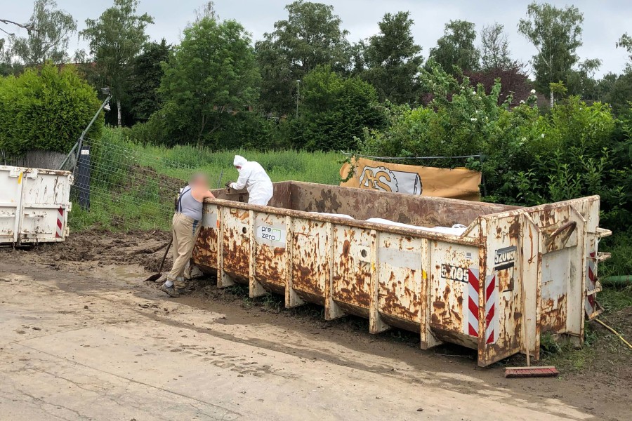 Rewe in Salzgitter: Dieses Foto zeigt einen Bauarbeiter, der ohne Schutzkleidung bei den Containern arbeitet. 