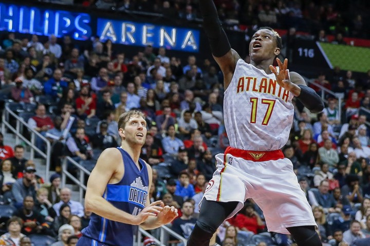 Atlanta Hawks Guard Dennis Schroeder (r, am Korb) aus Braunschweig und Dallas Mavericks Forward Dirk Nowitzki (l) während des NBA Basketball-Spiels am 1. Februar 2016. Die Hawks besiegten die Mavericks. 