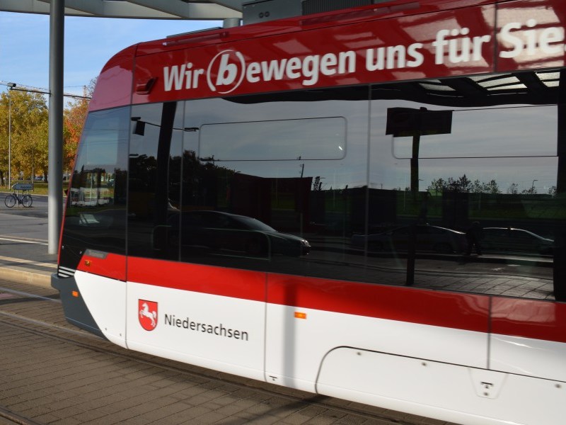 Der Fahrer einer Straßenbahn in Braunschweig musste eine Gefahrenbremsung durchführen. (Symbolbild), Der 65-Jährige wurde ins Klinikum Braunschweig gefahren. (Symbolbild)