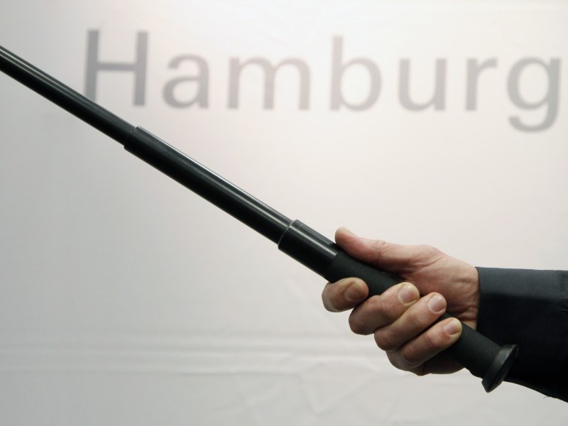 Die Beamten stellten einen Teleskopschlagstock sicher (Symbolbild).