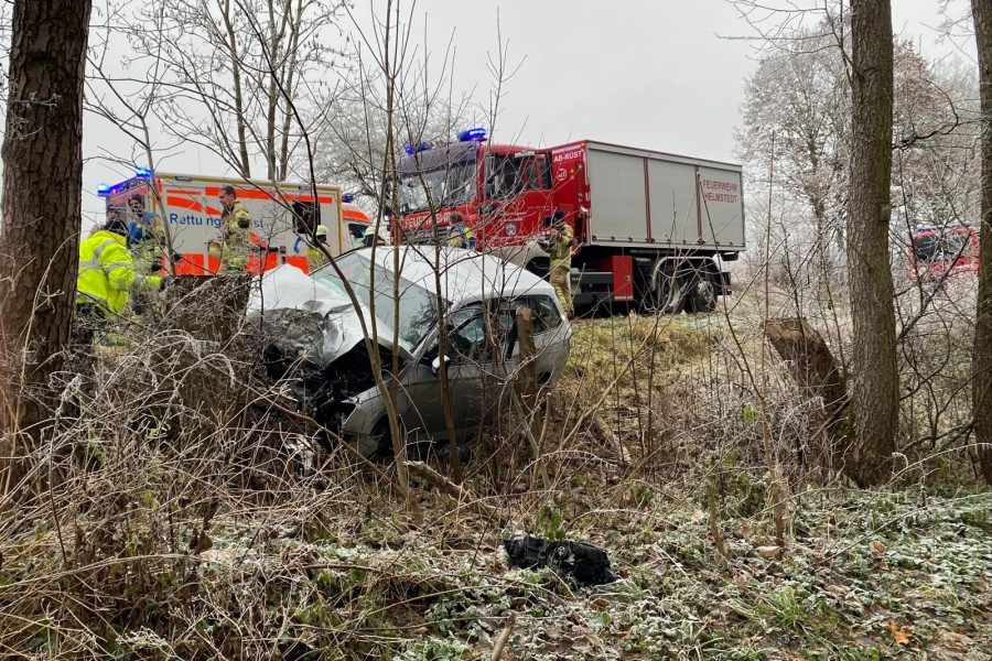 Notruf: Person in Wagen eingeklemmt. Die Feuerwehr rückte schnell an. 