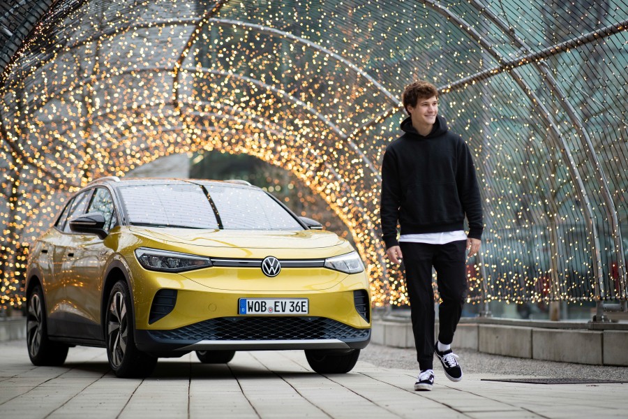 Auch Sänger Wincent Weiss durfte den VW ID.4 testen.