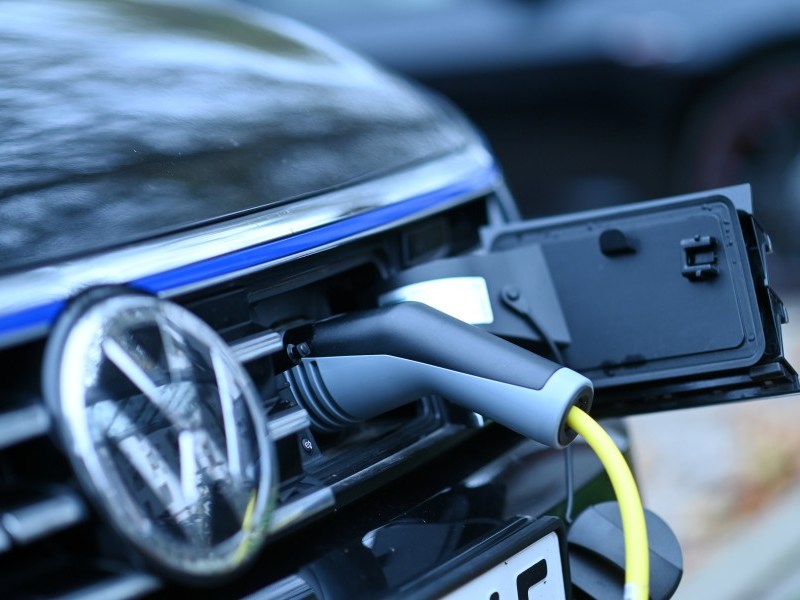 VW E-Auto während des Ladevorgangs