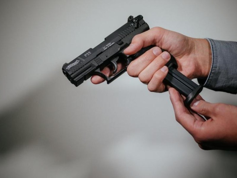 Die Polizei stellte Teile der Waffe sicher. (Symbolbild)