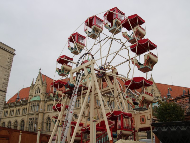 Das Riesenrad darf vor der Kulisse des Burgplatzes nicht fehlen. 