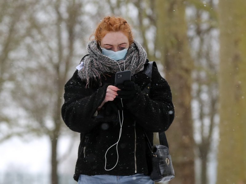 Wetter Niedersachsen Frau Schnee Flocken