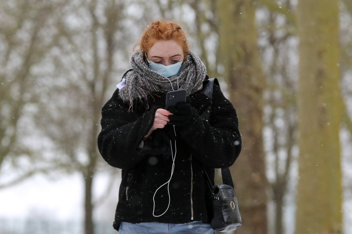 Wetter Niedersachsen Frau Schnee Flocken