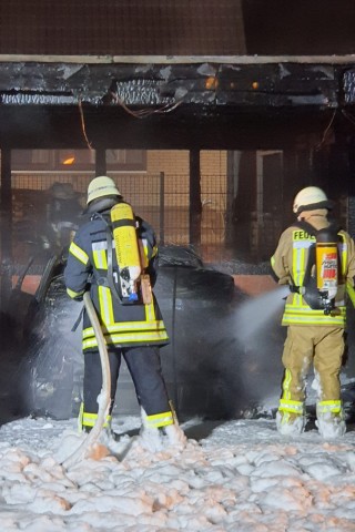 Zwei Autos brannten in Velpke komplett aus.