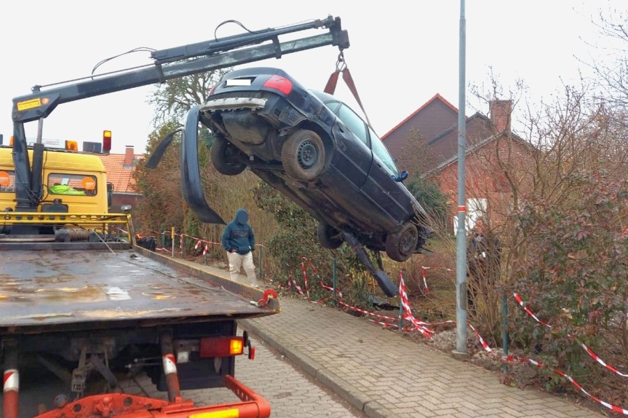 Das Unfallfahrzeug musste abgeschleppt werden.