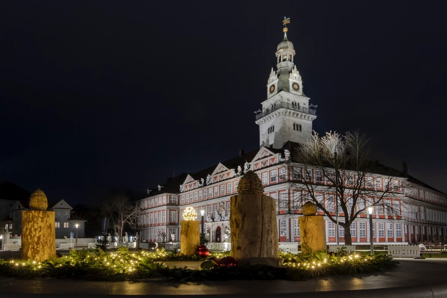 Der Brunnen auf dem Schlossplatz in Wolfenbüttel wird zur Adventszeit zu einem riesigen Adventskranz. 