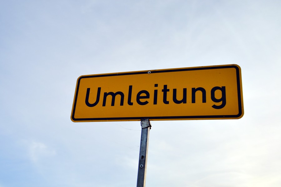 Eine Umleitung wird ausgeschildert. (Symbolbild)