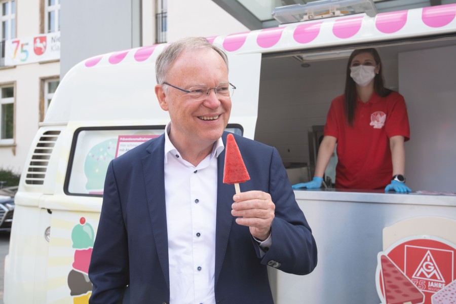 Auch Niedersachsens Ministerpräsident Stephan Weil hat sich ein Eis abgeholt. 